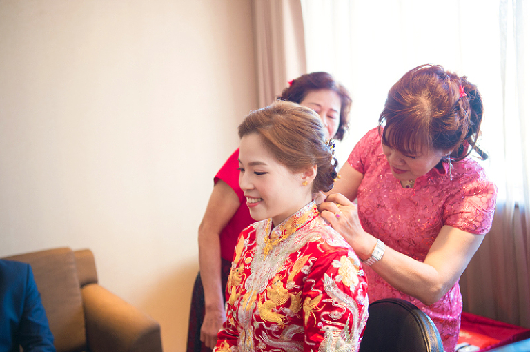 媽媽幫媳婦載項鍊