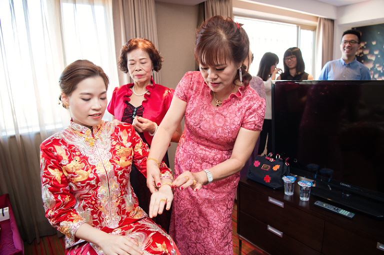 媽媽幫媳婦載手鍊